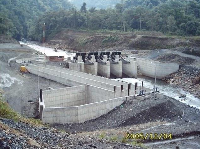 Desarenador y presa en construcción junto al cauce del río
