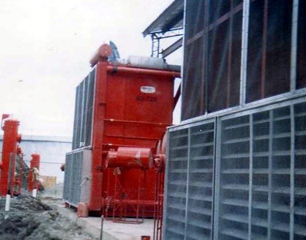 Aeroenfriador rojo junto a los paneles de ventilación de un edificio de la estación