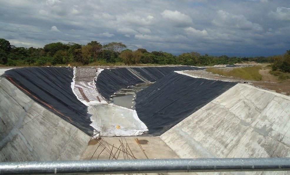 Canal de hormigón con el fondo cubierto por geomembrana