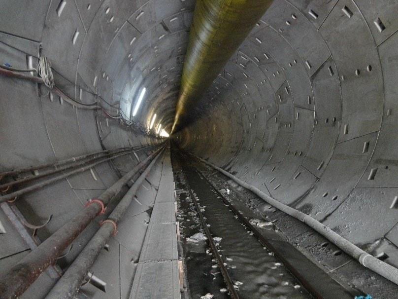 Túnel de dovelas de hormigón con tuberías y vía de servicio