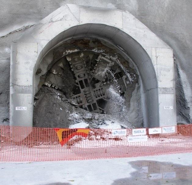 Portal de túnel con la cabeza de corte de una tuneladora al fondo