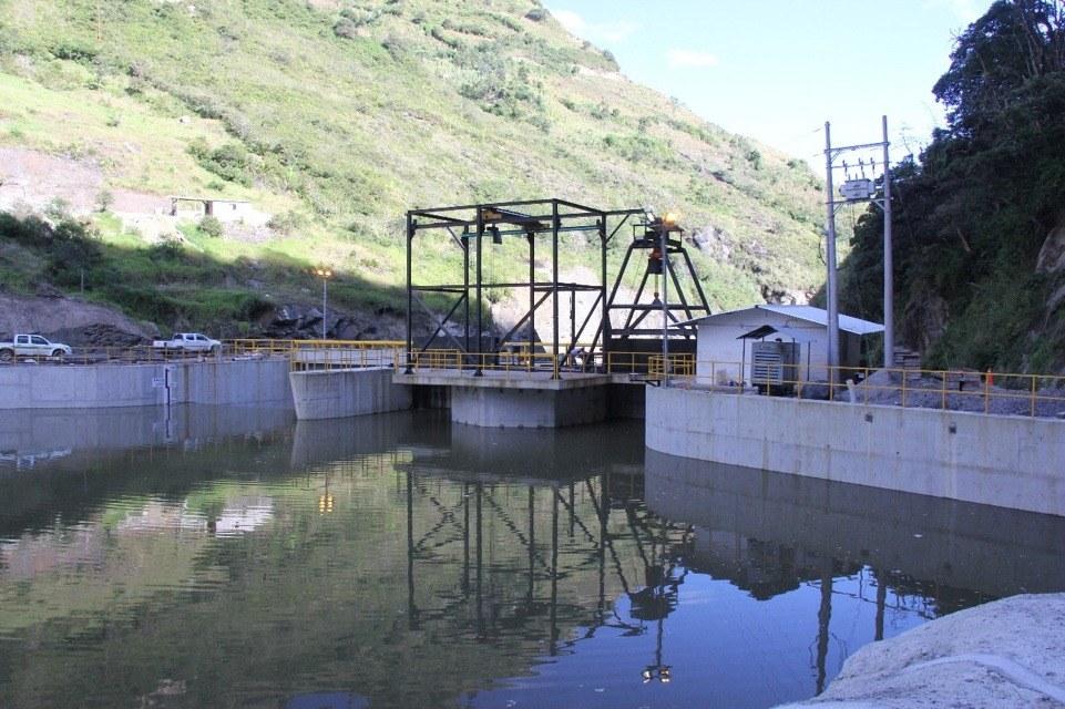 Captación terminada con su pórtico de compuertas reflejado en el embalse