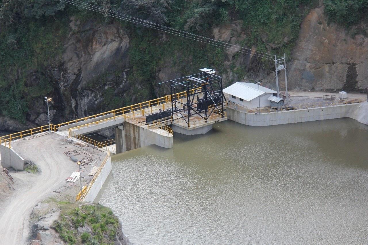 Captación y embalse vistos desde la ladera, con la vía de acceso y la caseta de control