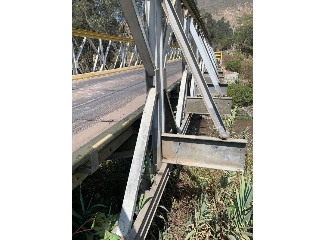 Puente vehicular sobre el río Monjas — fotografía 2 de 11